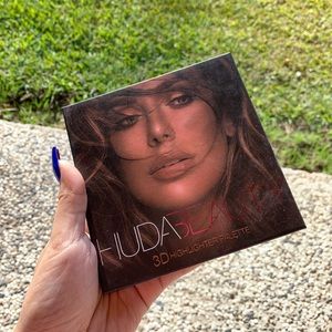 Huda beauty 3D highlighter palette